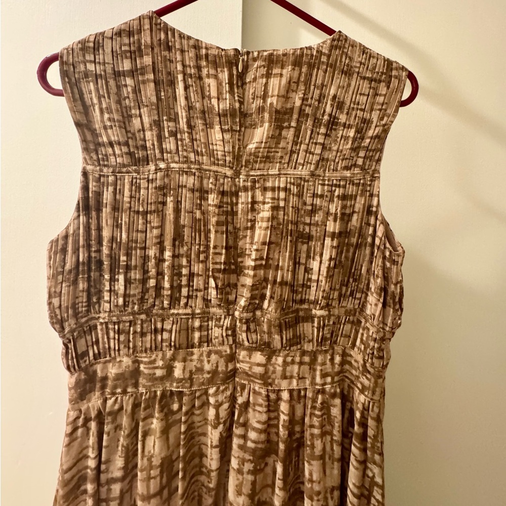 ZOE AND CLAIRE Pleat Sleeveless Midi Dress in Mink Multi Sz Medium - Picture 4 of 8